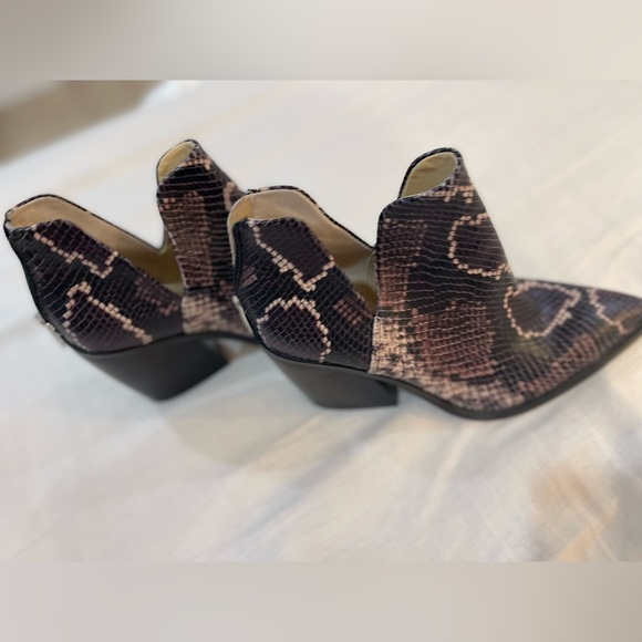 Once Camuto snakeskin booties, 8 - Picture 3 of 4